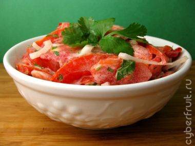 Салат с помидорами и луком